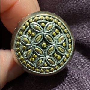 🌹🌺Two tone Silver Plated Flower Ring.  Size 7 🌷🌹